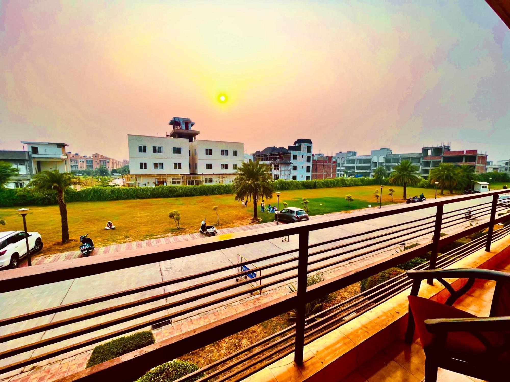 Pearl Grand Boutique Cottage In Omaxe Anandam Vrindavan - #Premium Ac Rooms With Balcony #Big Parking #Lift #Garden #Peaceful Area #Near Prem Mandir #Property Of The Year #Most Awarded Exterior foto